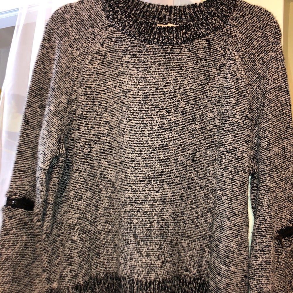 Marled knit gray sweater w/ zippers on the sleeves